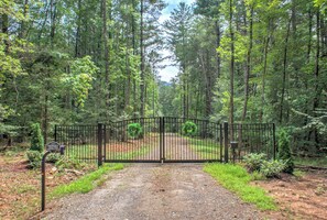 Property grounds - Bent Creek Retreat | Trails, Fire Pit & Pond Views🌲 + Biltmore Pass (Asheville)