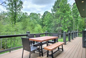 Outdoor dining - Bent Creek Retreat | Trails, Fire Pit & Pond Views🌲 + Biltmore Pass (Asheville)