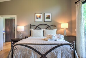 3 bedrooms, iron/ironing board, travel cot, free WiFi - Bent Creek Retreat | Trails, Fire Pit & Pond Views🌲 + Biltmore Pass (Asheville)