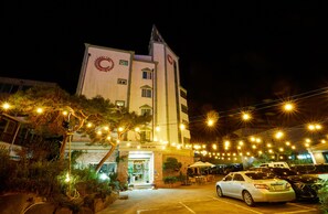 Fachada de la propiedad por la tarde o noche