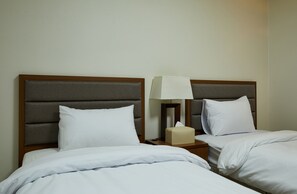 Standard Twin Room | Soundproofing, free WiFi, bed sheets - California Hotel (Buan)