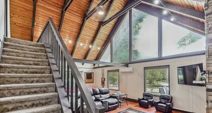 Poconos Chalet Newly Renovated, Great Location 4 Bedroom Home by RedAwning