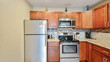 House, 3 Bedrooms | Private kitchen | Fridge, coffee/tea maker, toaster