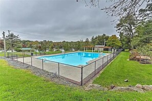 House, 3 Bedrooms | Pool - Poconos Chalet Newly Renovated, Great Location 4 Bedroom Home by RedAwning (Tobyhanna)