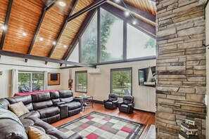 House, 3 Bedrooms | Living area | Smart TV, streaming services - Poconos Chalet Newly Renovated, Great Location 4 Bedroom Home by RedAwning (Tobyhanna)
