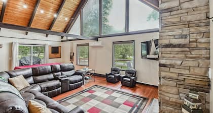 Poconos Chalet Newly Renovated, Great Location 4 Bedroom Home by RedAwning
