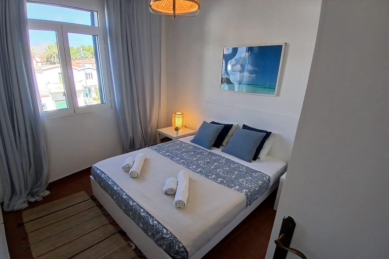 1 dormitori, escriptori, planxa i posts de planxar i wifi 