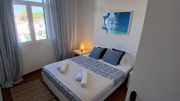 1 dormitori, escriptori, planxa i posts de planxar i wifi