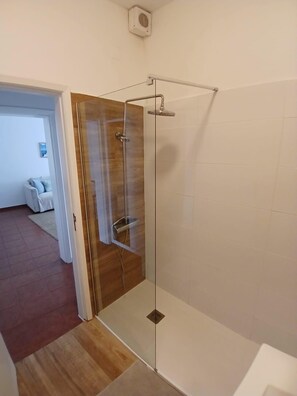 Haartrockner, Handtücher, Toilettenpapier