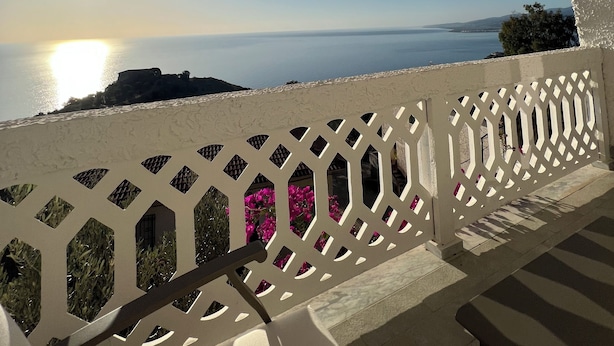 A balcony with a view of the sea and a sunset. - The perfect place for your dream holiday (Lucerta)
