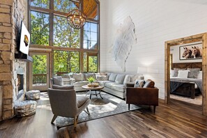 Smart TV, fireplace - Southern Honey in Hochatown/Broken Bow, OK (Broken Bow)