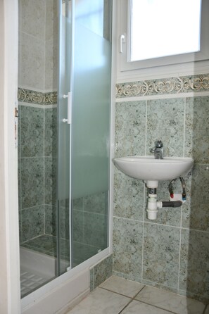 Shower, bidet, towels, toilet paper