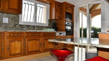 Een koelkast, een microgolfoven, een oven, een kookplaat