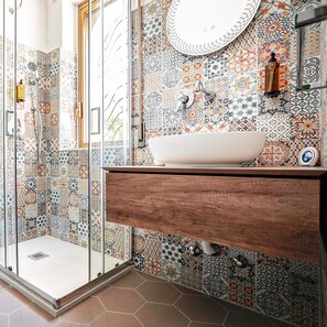 Douche, sèche-cheveux, peignoirs, bidet