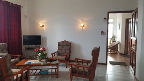 Apartment, 1 Bedroom, Smoking, Balcony | Living room | Books