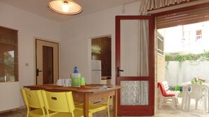 Appartement, 3 chambres, patio, vue sur le jardin | Aire de séjour