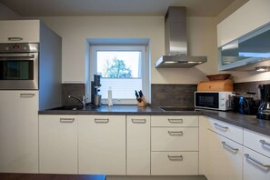 Microwave, stovetop, dishwasher, coffee/tea maker
