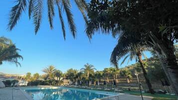 Sesongbasert utendørsbasseng, bassengparasoller og solsenger