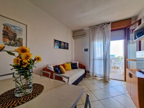 Apartment, 2 Schlafzimmer, Balkon, Meerblick | Wohnzimmer