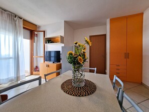 Apartment, 2 Schlafzimmer, Balkon, Meerblick | Wohnzimmer