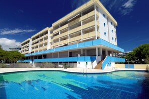 Appartement, 2 slaapkamers, balkon, uitzicht op oceaan | Zwembad | Een buitenzwembad