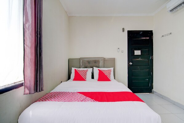 Standard Double Room | Laptop workspace, free WiFi, bed sheets