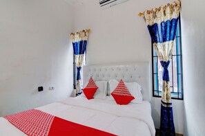 Standard Double Room | Laptop workspace, free WiFi, bed sheets
