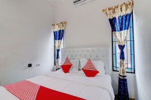 Standard Double Room | Laptop workspace, free WiFi, bed sheets