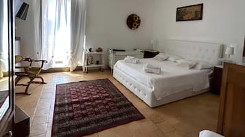 2 Schlafzimmer, Zimmersafe, Schreibtisch, Bügeleisen/Bügelbrett