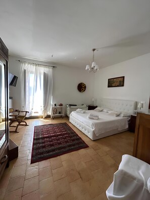 2 chambres, coffres-forts dans les chambres, bureau