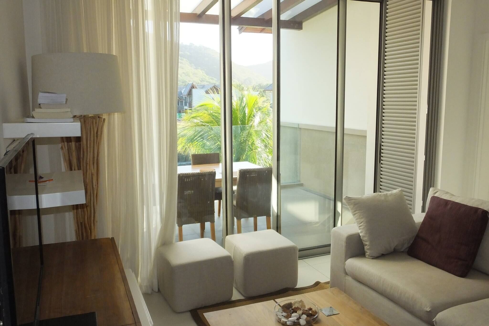 Apartment, 2 Schlafzimmer, Balkon, Bergblick | Wohnbereich | Bücher