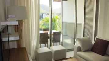 Apartment, 2 Schlafzimmer, Balkon, Bergblick | Wohnbereich | Bücher