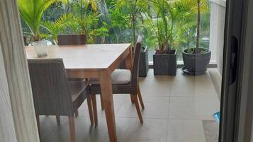 Apartment, 2 Bedrooms, Balcony, Mountain View | Dining
