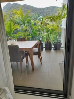 Apartment, 2 Bedrooms, Balcony, Mountain View | Dining