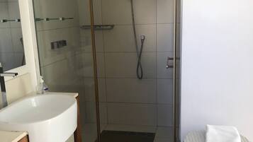 Apartment, 2 Bedrooms, Balcony, Mountain View | Bathroom