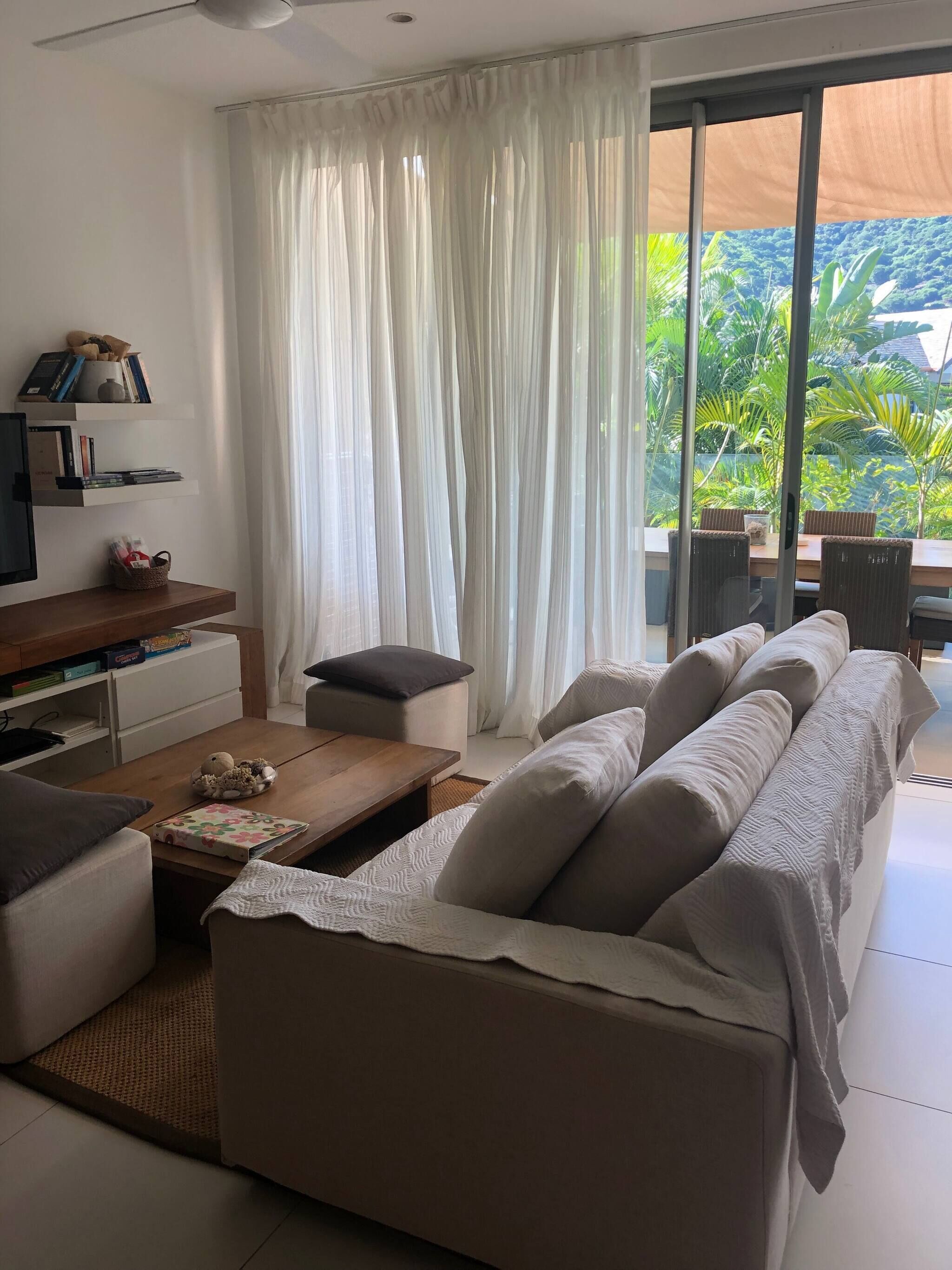 Apartment, 2 Bedrooms, Balcony, Mountain View | Living area | Books