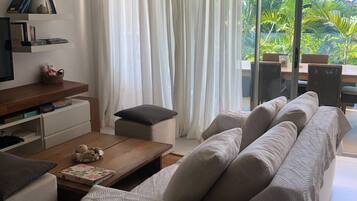 Apartment, 2 Bedrooms, Balcony, Mountain View | Living area | Books