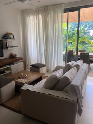 Apartment, 2 Schlafzimmer, Balkon, Bergblick | Wohnbereich | Bücher