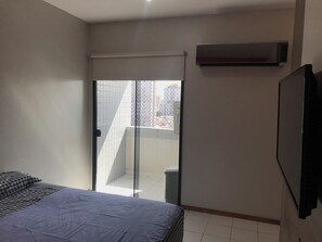 1 habitación, tabla de planchar con plancha y ropa de cama 