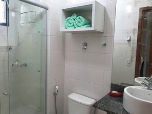 Regadera, toallas, jabón, papel de baño 