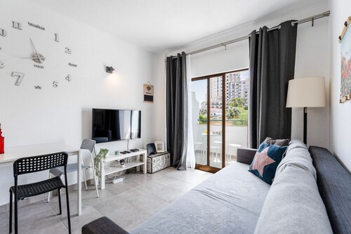 Modern 2 BDR Flat W/Balcony and Pool by LovelyStay
