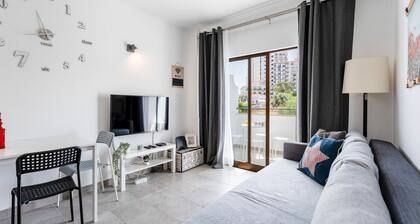 Modern 2 BDR Flat W/Balcony and Pool by LovelyStay