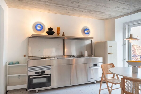 Geladeira, micro-ondas, fogão, cooktop
