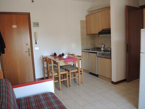 Apartamento, 1 quarto, sacada, vista para a cidade | Opções para refeição