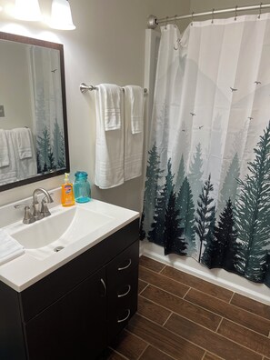 Hair dryer, towels, toilet paper - Ski-In/Ski-Out Comfy Condo (Wintergreen)
