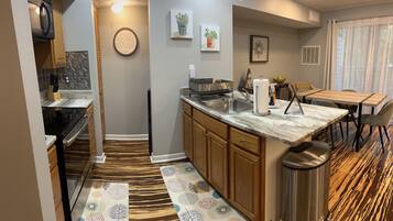 Réfrigérateur, micro-ondes, four, plaque de cuisson