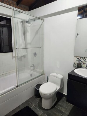 Shower, free toiletries