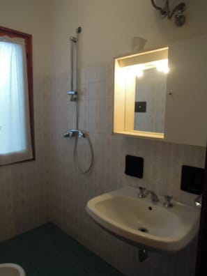 Apartment, 2 Schlafzimmer, Terrasse, Gartenblick | Badezimmer