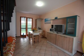 Villa, 2 Bedrooms, Balcony, Garden View | Interior