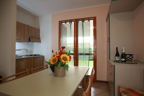 Villa, 2 Bedrooms, Balcony, Garden View | Interior